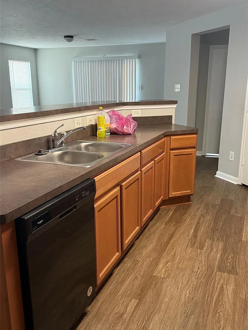 3 bed, 2.0 bath, 1668 sqft, $1,695 — Photo 2