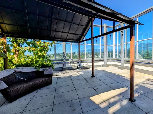 1401 Hunter St #2704, North Vancouver, BC V7J 1H3