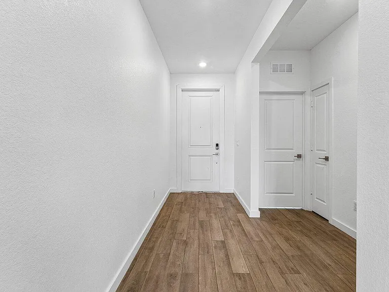 2770 NE Breezeway Cir — Photo 8