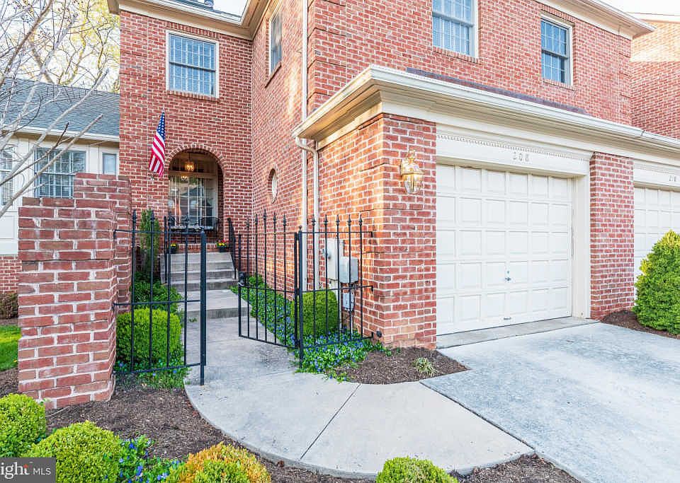 1st image of 208 Wellington Ct