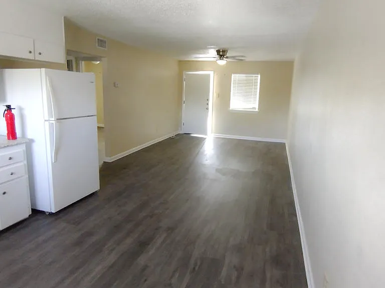 905 N Main St #6 — Photo 3
