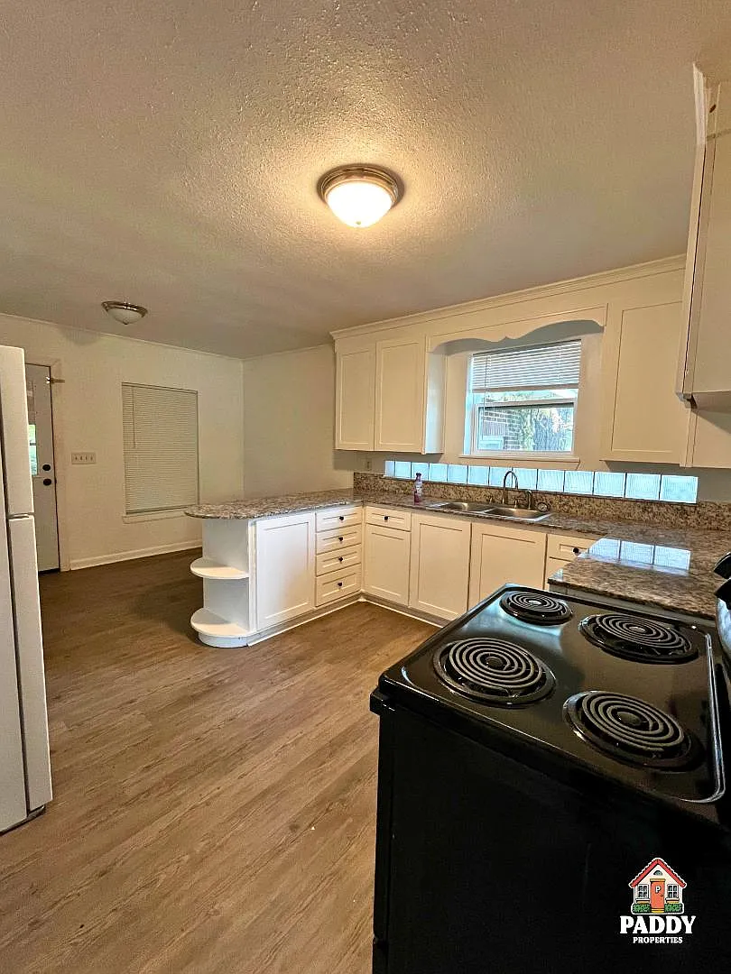 312 Dogwood Ln — Photo 4