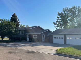 1402 11th Ave SE, Devils Lake, ND 58301