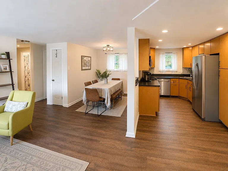 1091 Roseanne Ave — Photo 2