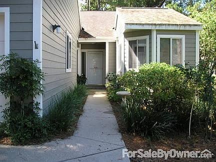 Entrance
						:
						Walkway to front door.