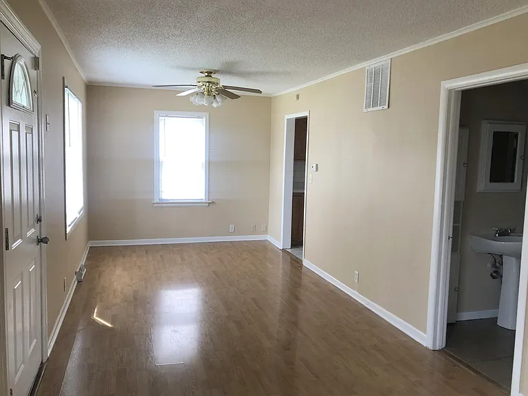 9820 Natoma Ave — Photo 4