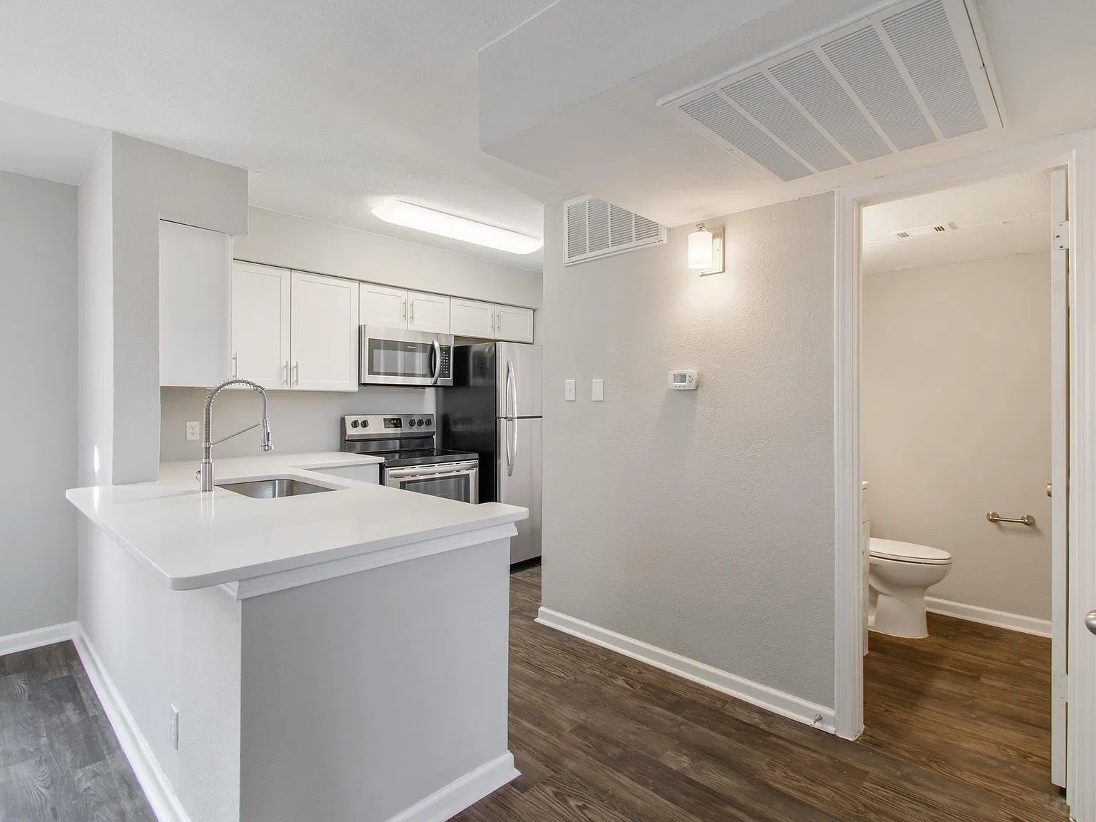 1 bed, 1.5 bath, 827 sqft, $1,400 — Photo 4