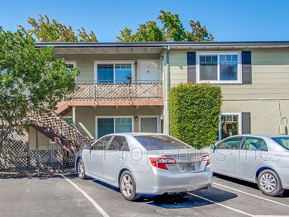 3rd image of 366 & 372 Camille Ct #372-5