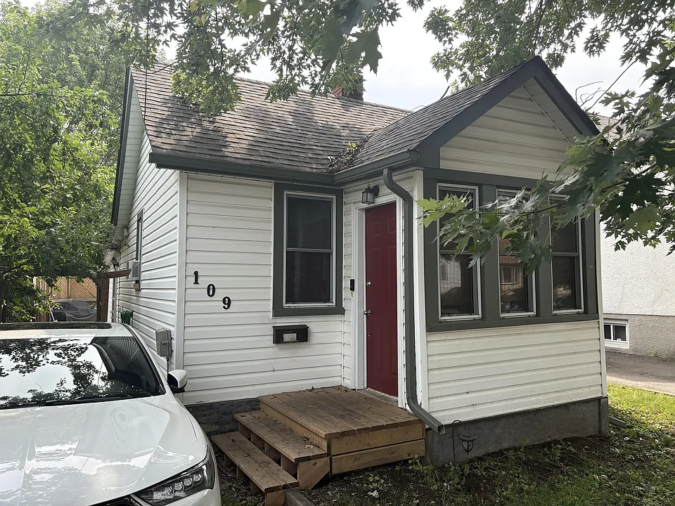 109 Algonquin Ave S