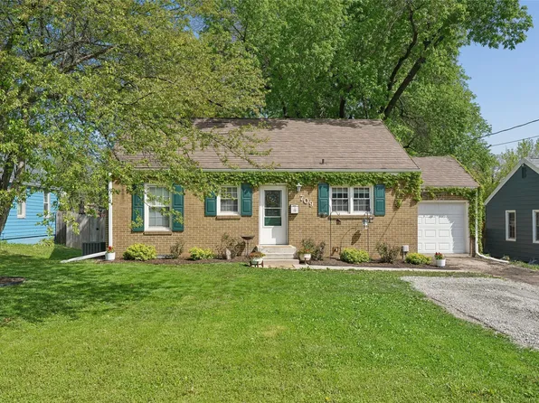 709 Ashworth Rd, West Des Moines, IA 50265