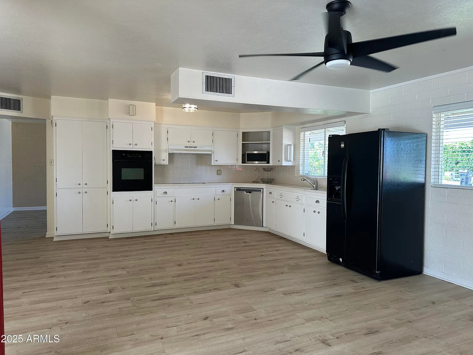 3 bed, 3.0 bath, 2216 sqft, $3,395 — Photo 3