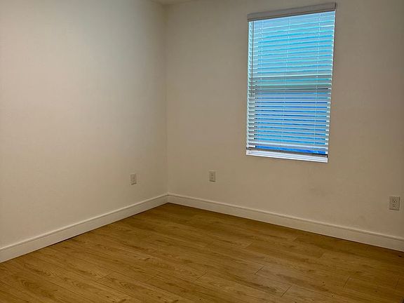 5th image of 1101-1103 W 40th Pl #4013