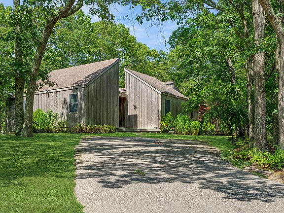 4th image of 16 Peconic Hills Ct