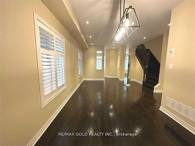 471 Meadowridge Ct — Photo 3