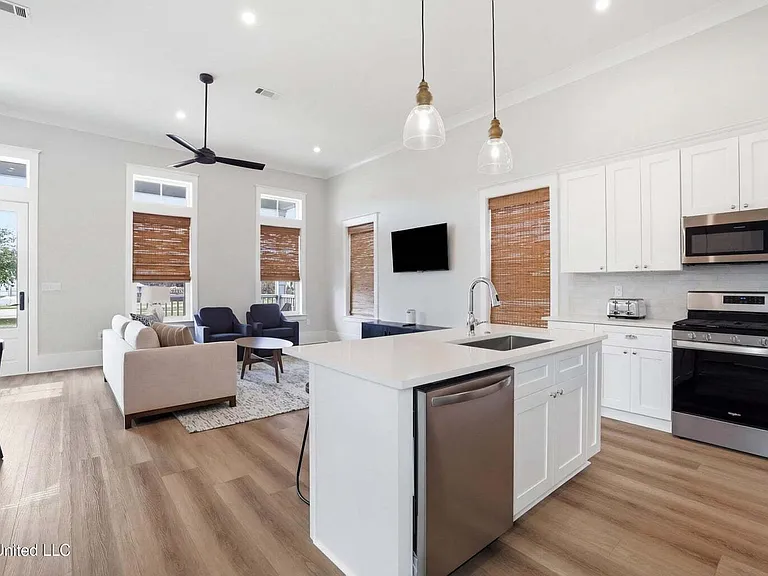 254 Caillavet St — Photo 17