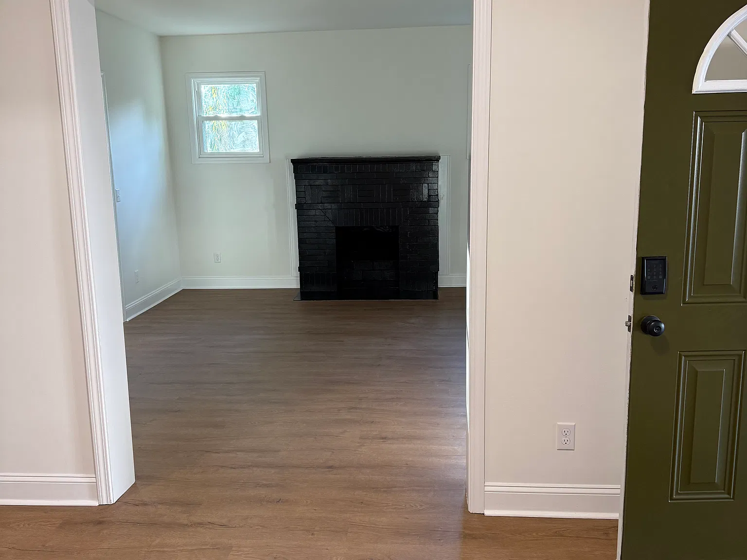 5 bed, 2.5 bath, 2200 sqft, $2,600 — Photo 4