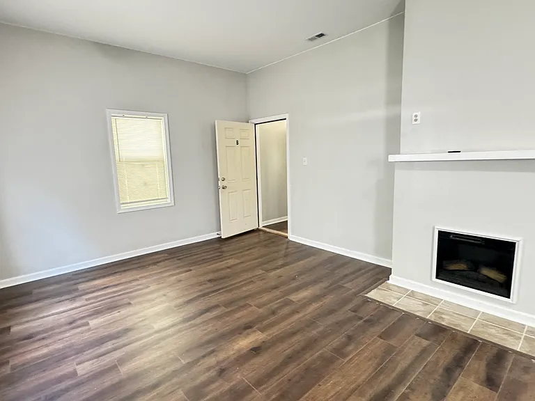 711 W Charles St #2 — Photo 4