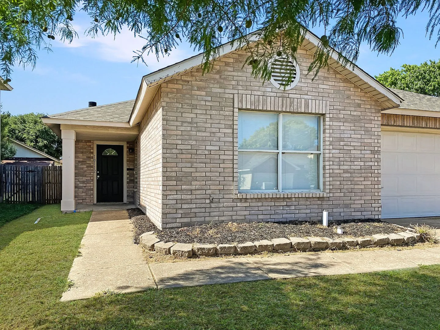 3 Bedroom 2 Bath Home In Fort Worth — Photo 2