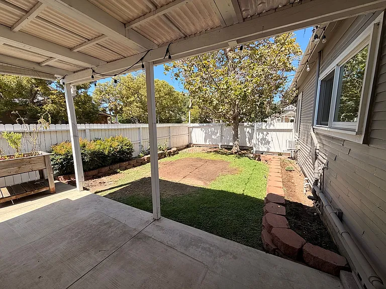 325 N Harwood St — Photo 13