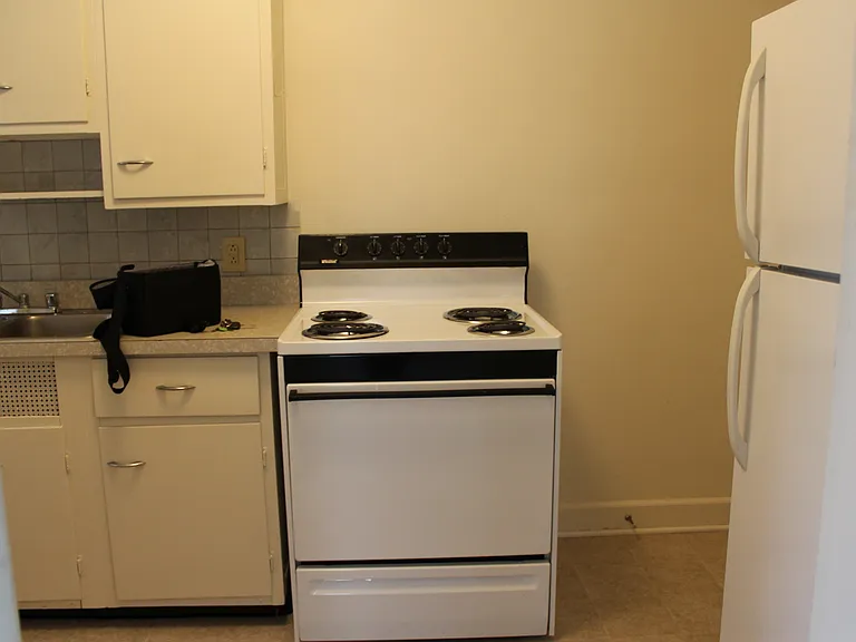 1574 Elizabeth St — Photo 7