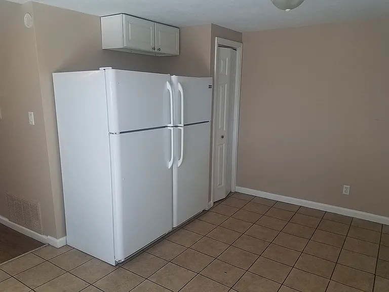 916 N Hill St — Photo 5