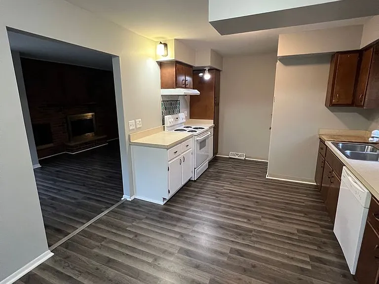 728 Meadowview Ln — Photo 11