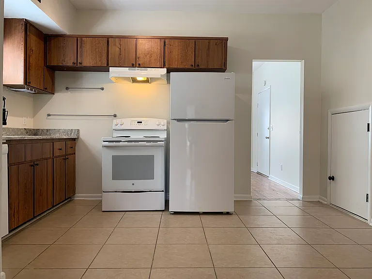3607 Oak St — Photo 2