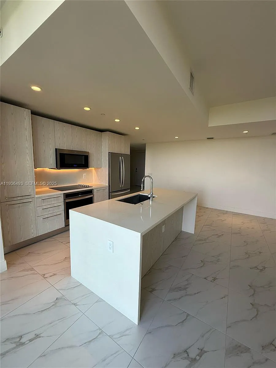 Building Photo - 2000 Metropica Way #901