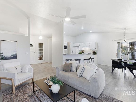 4th image of 2521 N Ridgebury Way