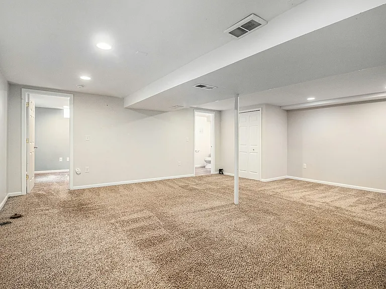 1035 N Maple Rd — Photo 6