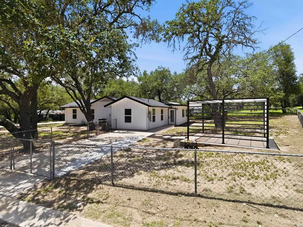 400 Wedgewood Way, Devine, TX 78016