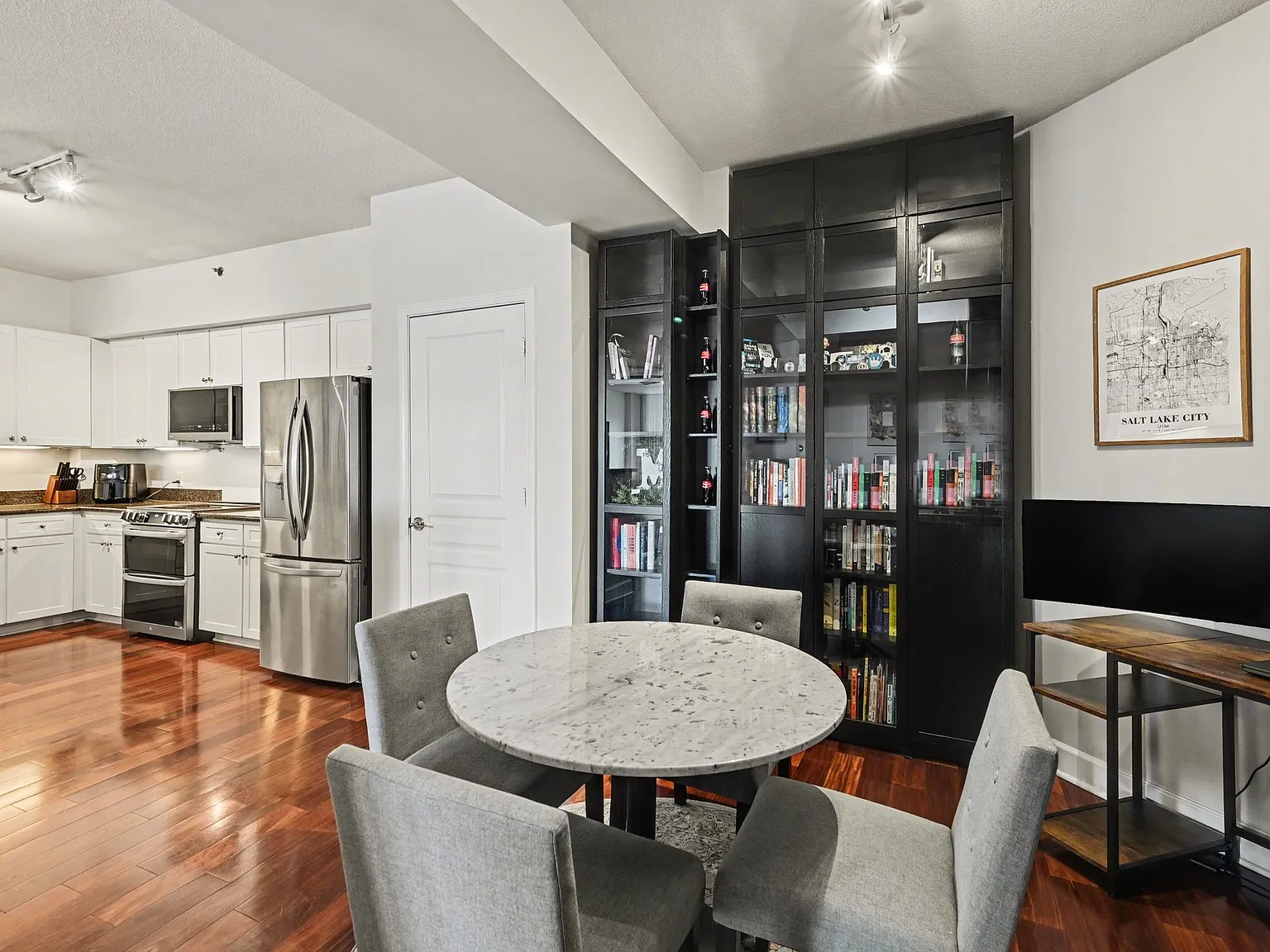 2 bed, 1600 sqft, $3,000 — Photo 3