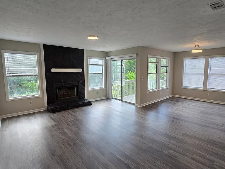 1021 Wood Creek Dr #6 — Photo 2