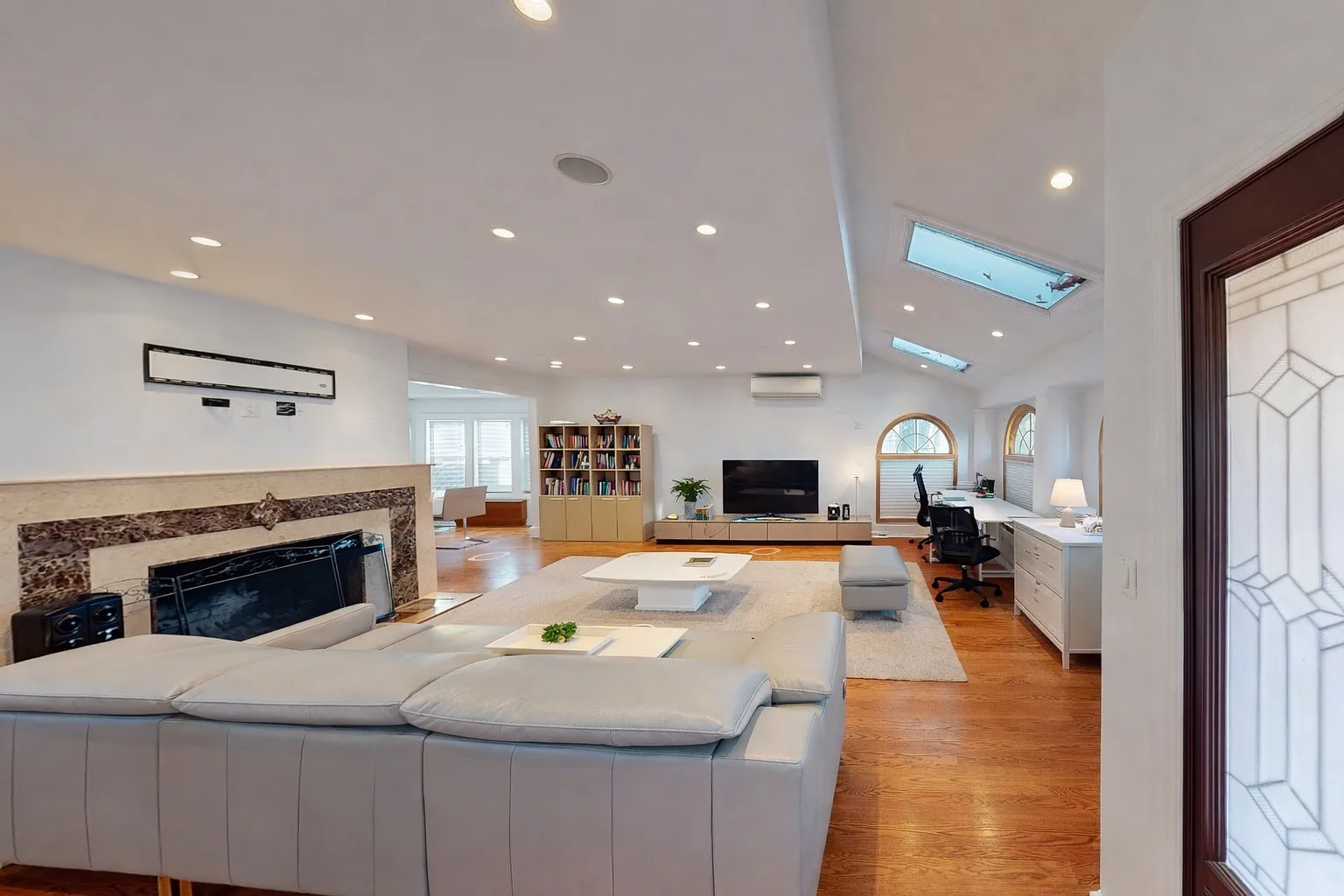 3 bed, 2000 sqft, $9,200 — Photo 3