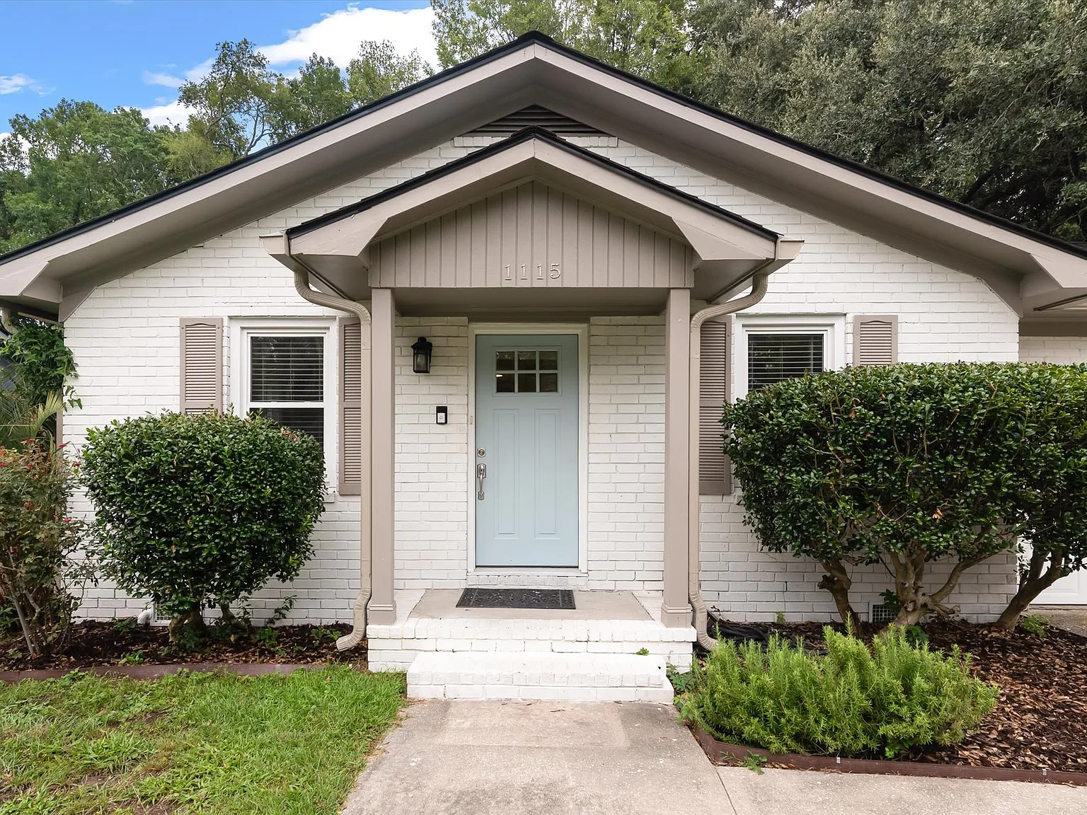 3 bed, 1.5 bath, 1080 sqft, $4,220 — Photo 3
