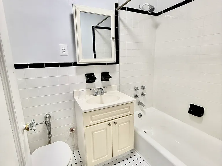 20 Seaman Ave #1B — Photo 6