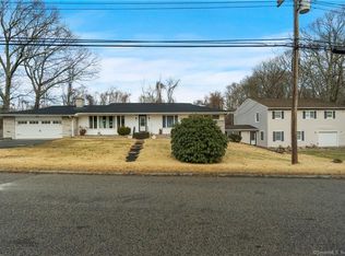 63 Woodland Dr, Uncasville, CT 06382