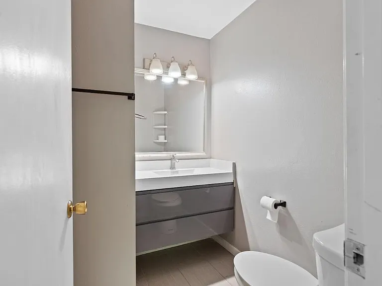 1083 Alta Mira Dr — Photo 11