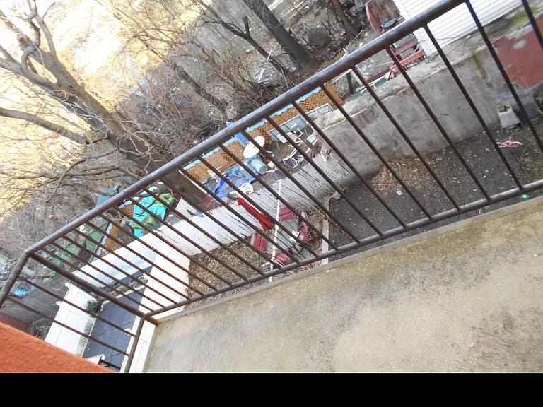 E 181st St — Photo 17