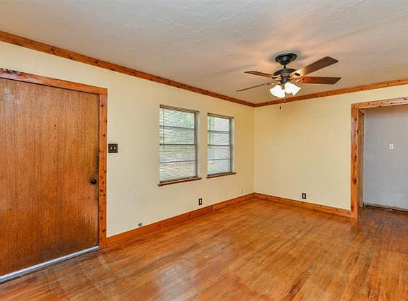 4th image of 1208 Woodcrest Ln
