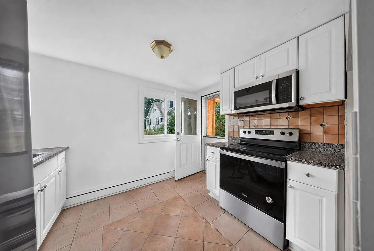 2 bed, 1.0 bath, 850 sqft, $1,800 — Photo 2