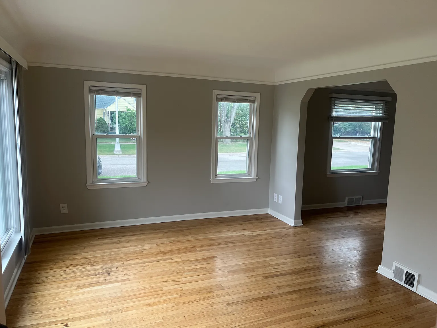 2 bed, 1000 sqft, $1,400 — Photo 3