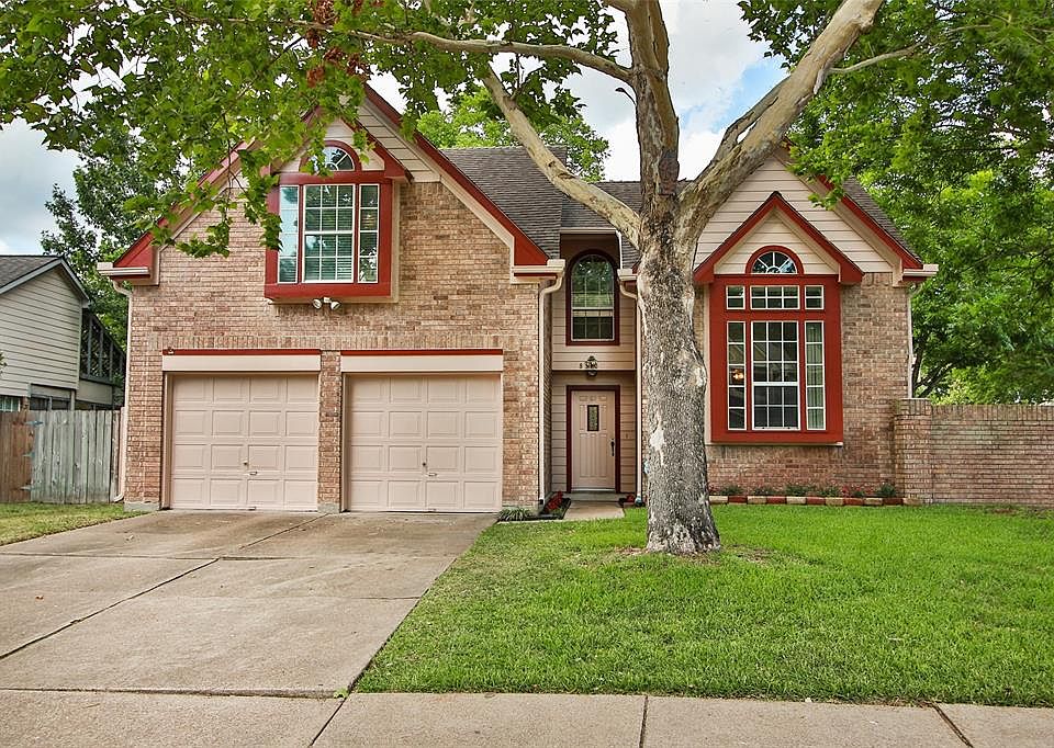Welcome to this charming David Weekley home in the master-planned community of Copperfield! No flooding here in any of the last 3 flood events!