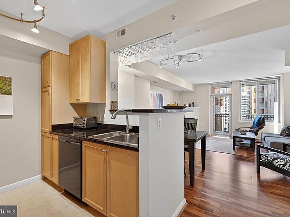 3rd image of 851 N Glebe Rd APT 909