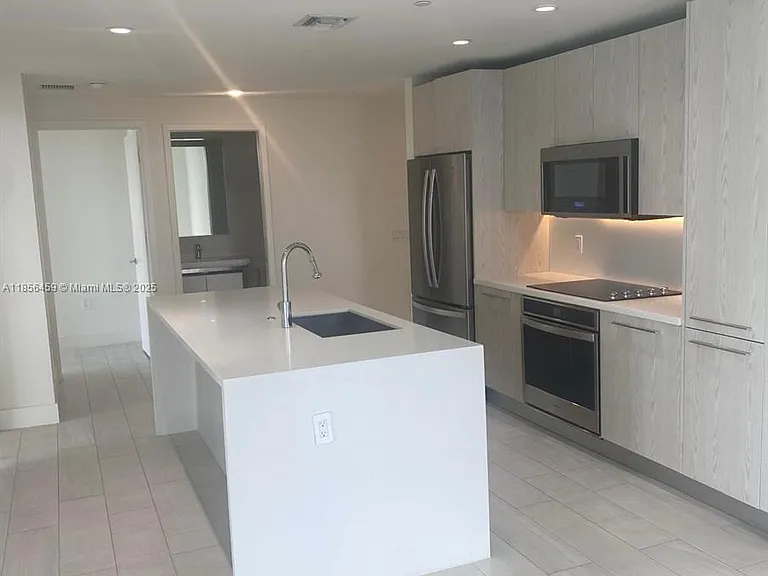 2000 Metropica Way — Photo 2