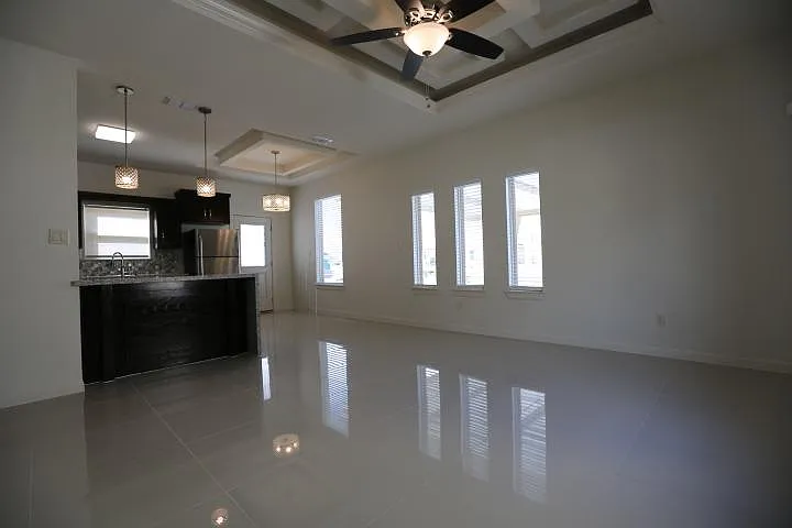 2 bed, 1000 sqft, $1,100 — Photo 4