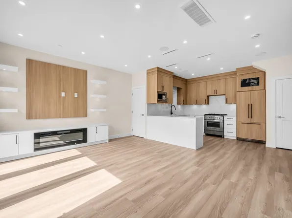 2371 Adanac St, Vancouver, BC V5L 2E9