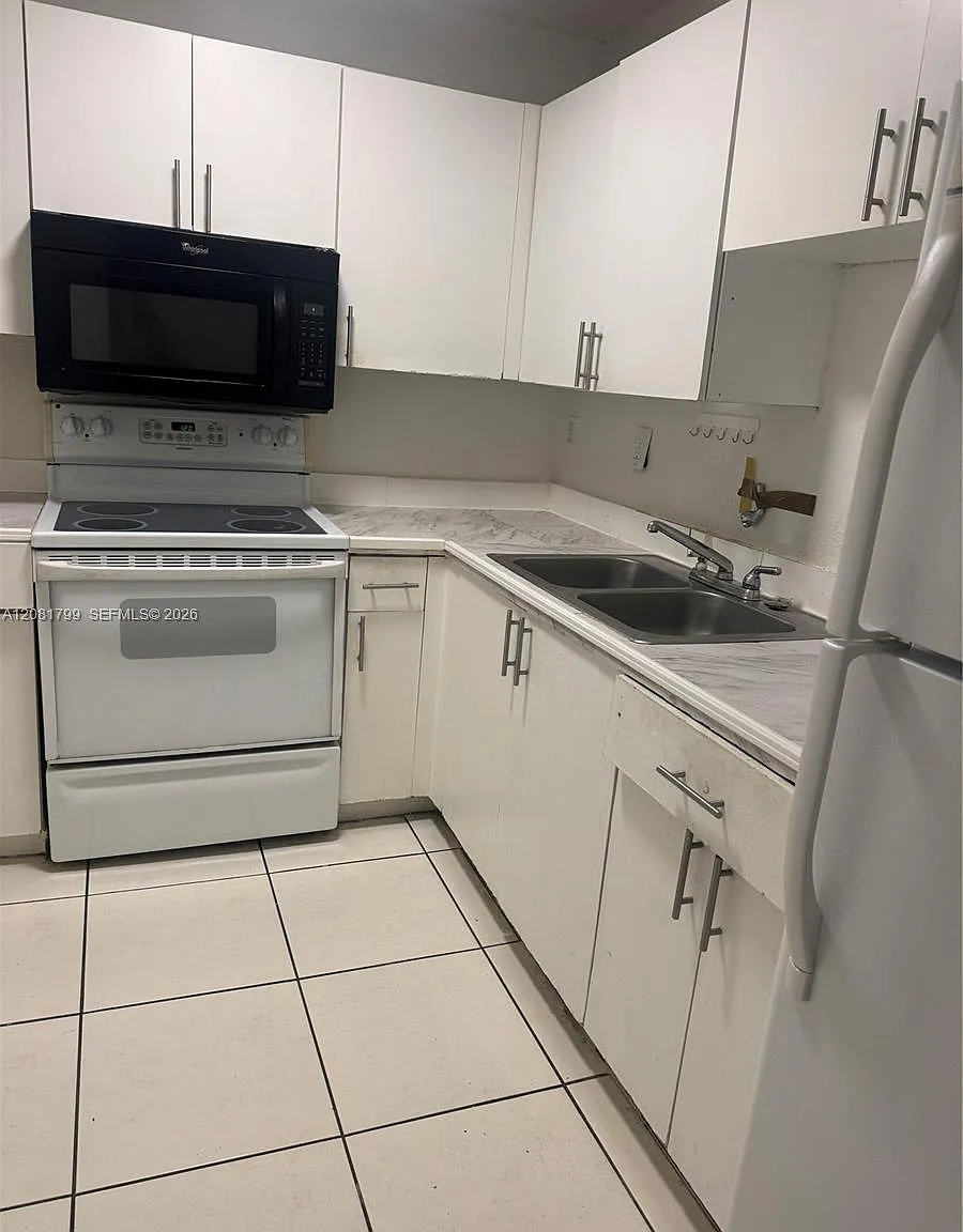 Westland Gardens Condo — Photo 4