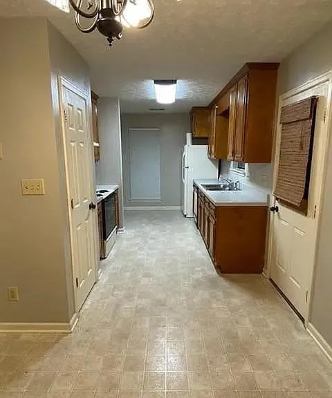 146 Guilford Ln — Photo 3