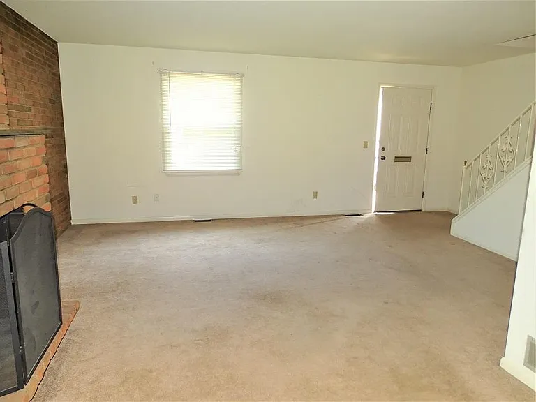 110 Garden Ave — Photo 2